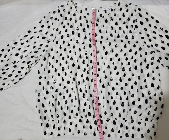 Reitmans raindrop patterned 3/4 blouse with smocking - Picture 4 of 8